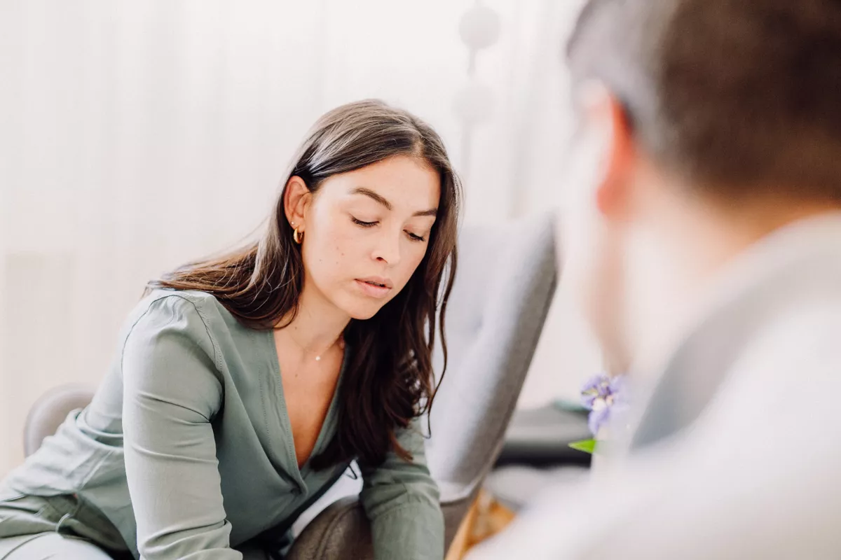 Lisa-Lucia Ernst listening attentively during a psychotherapy session